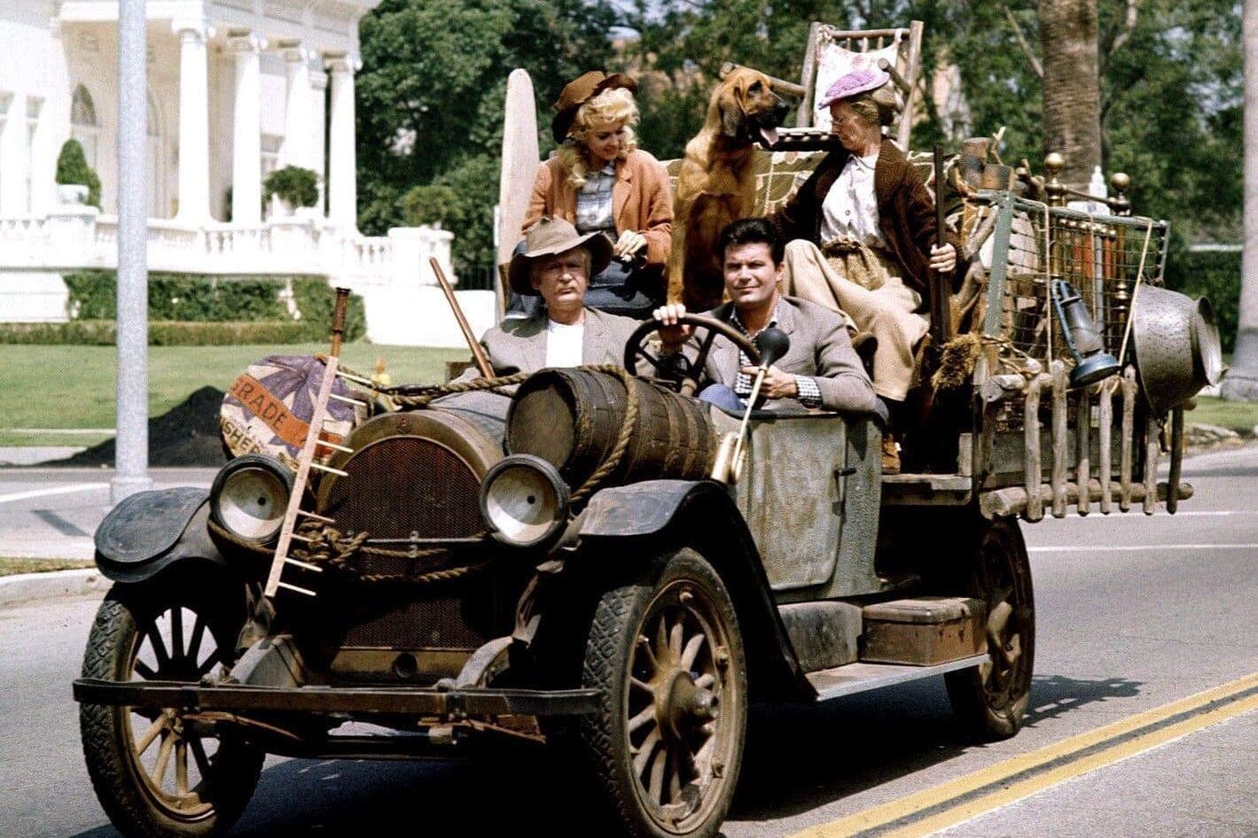 Beverly-Hillbillies-Family-in-the-car